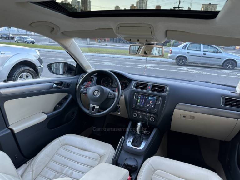 VOLKSWAGEN - JETTA - 2011/2011 - Branca - R$ 75.900,00