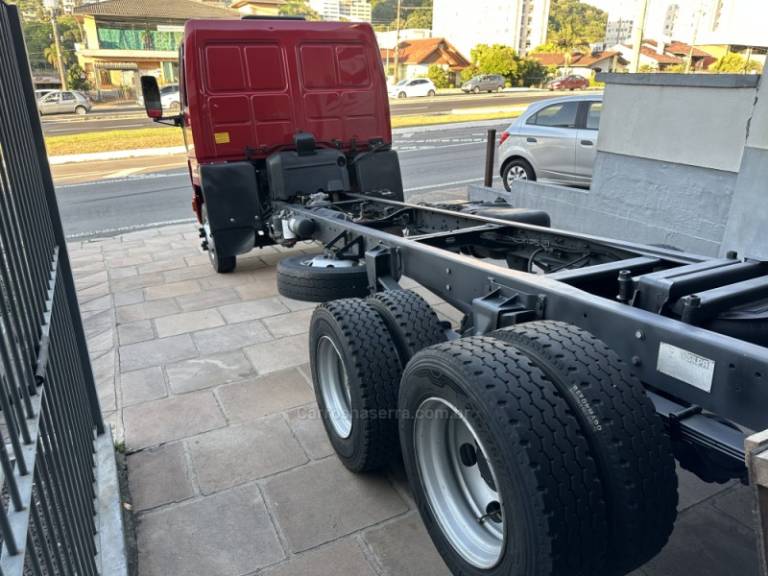 FORD - CARGO 815 - 2011/2011 - Vermelha - R$ 185.000,00