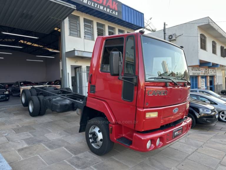 FORD - CARGO 815 - 2011/2011 - Vermelha - R$ 185.000,00