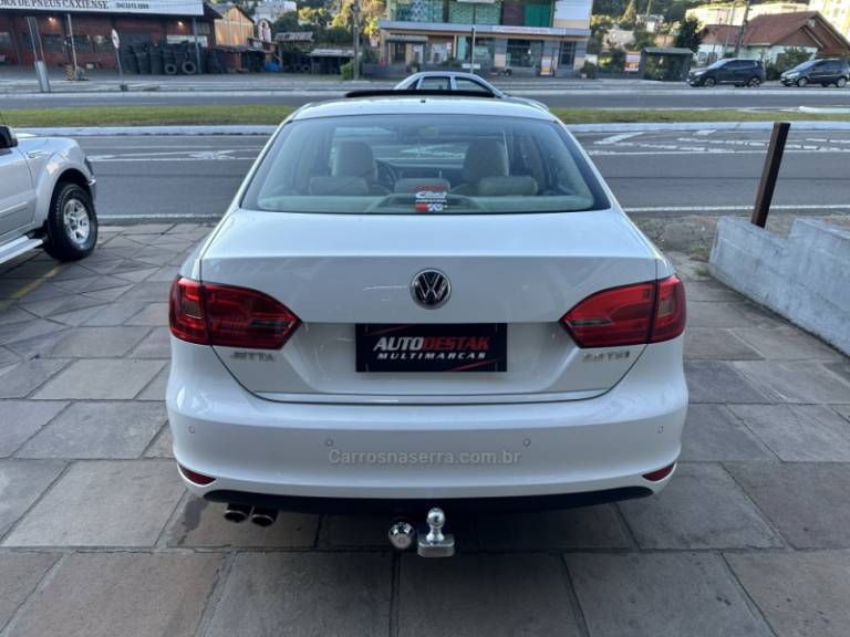 VOLKSWAGEN - JETTA - 2011/2011 - Branca - R$ 75.900,00