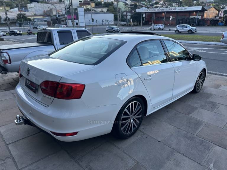 VOLKSWAGEN - JETTA - 2011/2011 - Branca - R$ 75.900,00