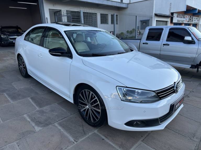 VOLKSWAGEN - JETTA - 2011/2011 - Branca - R$ 75.900,00