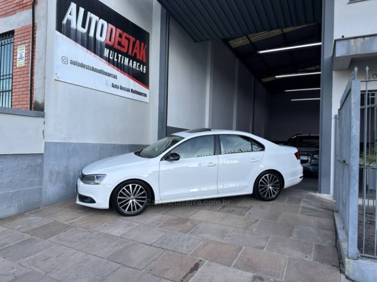 VOLKSWAGEN - JETTA - 2011/2011 - Branca - R$ 75.900,00