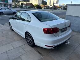 VOLKSWAGEN - JETTA - 2011/2011 - Branca - R$ 75.900,00