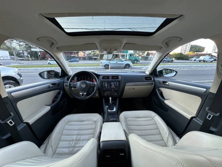 VOLKSWAGEN - JETTA - 2011/2011 - Branca - R$ 75.900,00